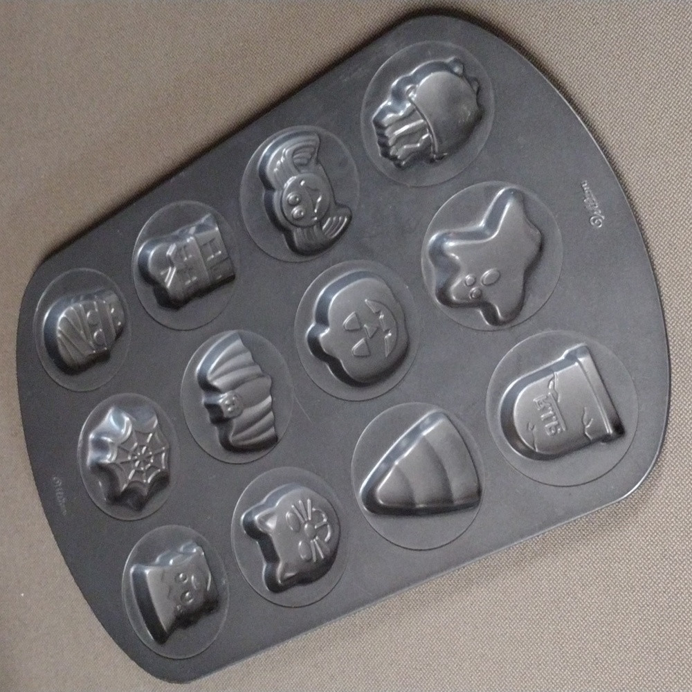Wilton Halloween 12 cavity cookie sheet